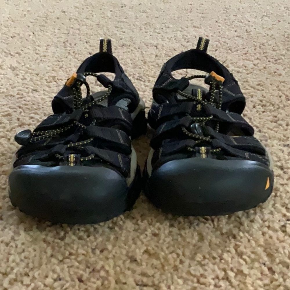 Size 8 Black Keens!!!